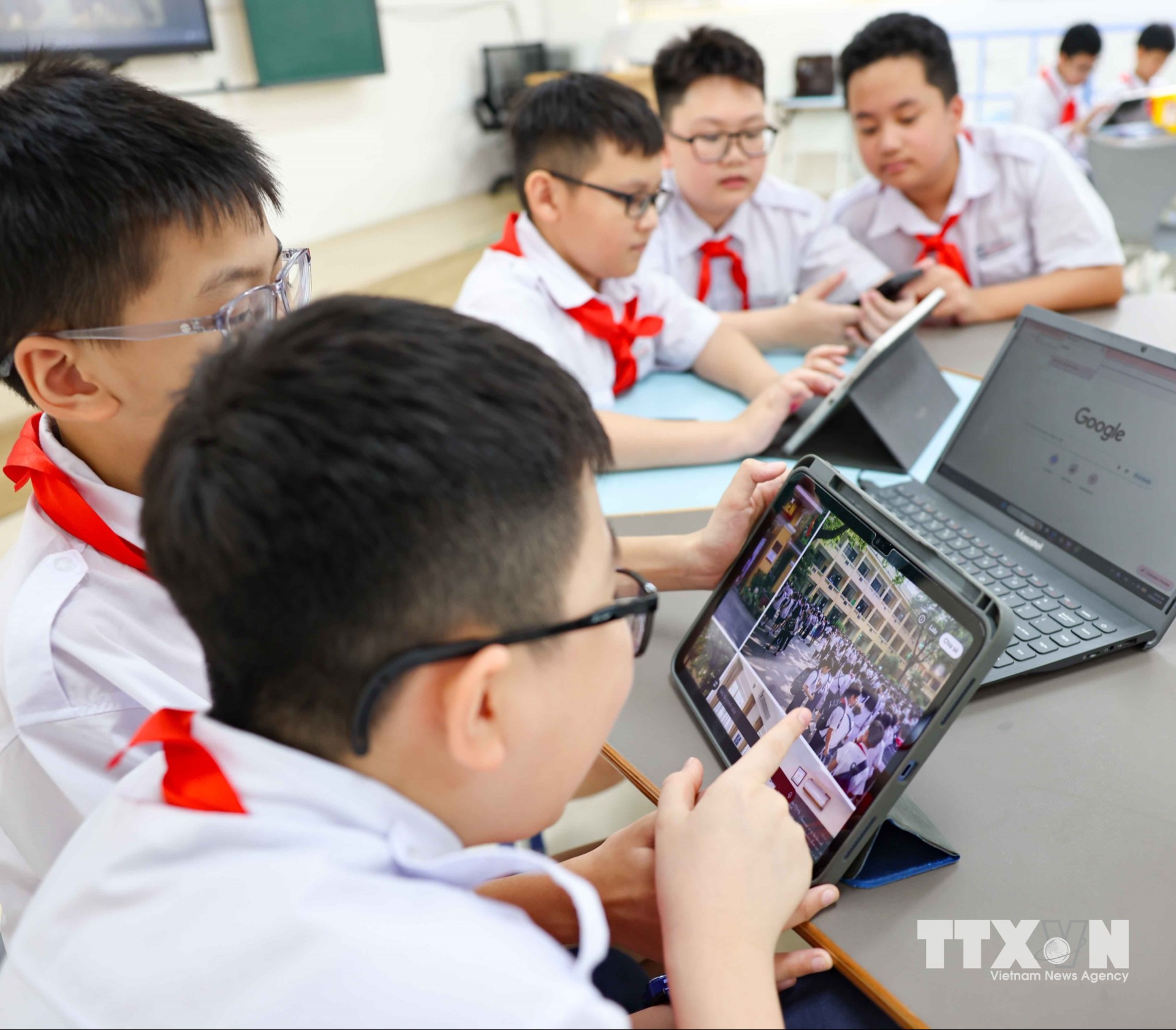 Học sinh được rèn luyện nhận thức về quyền riêng tư, an toàn dữ liệu cá nhân, nhận biết thông tin giả mạo, trách nhiệm giải trình và nguyên tắc ứng xử văn minh khi ứng dụng công nghệ. (Ảnh: Thanh Tùng/TTXVN)